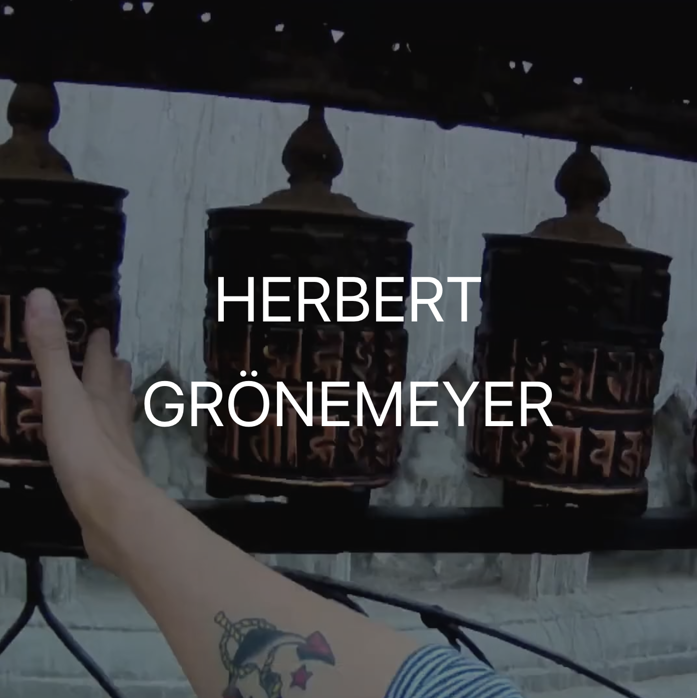 Vorschaubild zum Musikvideo von Herbert Grönemeyer "Fernweh"- Gebetstrommeln Tibet